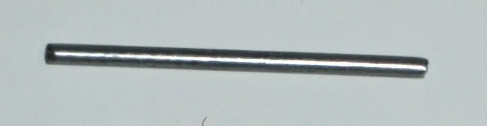 Ein dünner, metallischer Scharnierstift von Daikin, der auf einem hellen Hintergrund liegt, ideal für den Einsatz in Türmechanismen.